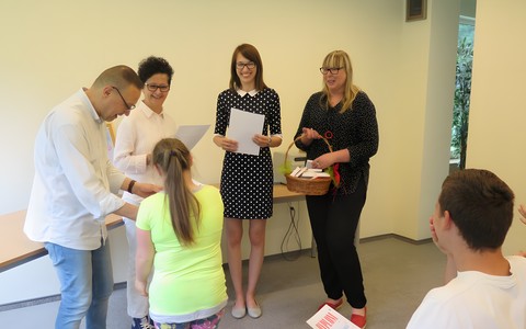 Dyrektor KBP, Dariusz Pawlikowski wręcza dyplom uczestniczce zajęć terapeutycznych w roku szkolnym 2018/2019. Na drugim planie od lewej: Kierownik Oddziału Zbiorów Audiowizualnych - Małgorzata Weiss, Katarzyna Bielecka, Beata Jasińska