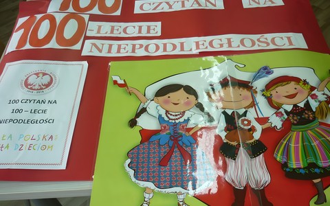 Plakat promujący akcję 100 czytań na stulecie niepodległości