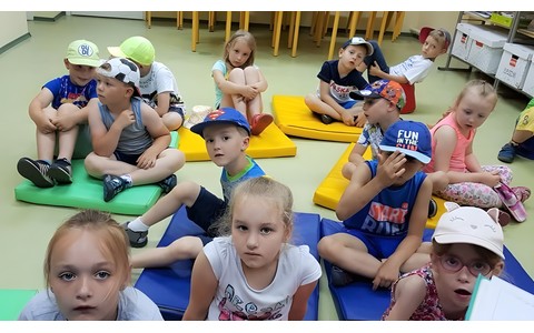 Bibliotekarka czyta dzieciom książkę