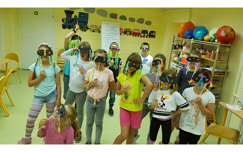 Dzieci prezentują pracę plastyczną