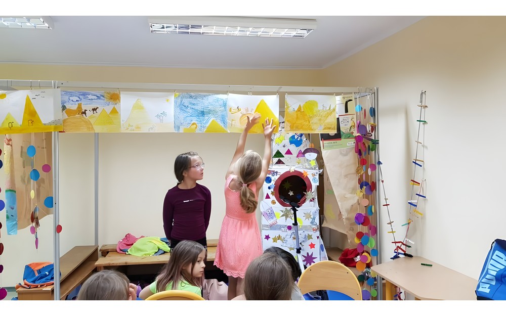 Dzieci prezentują pracę plastyczną