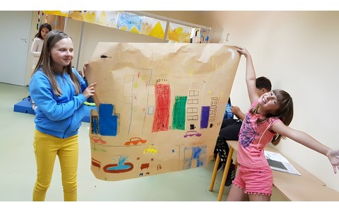 Dzieci prezentują pracę plastyczną