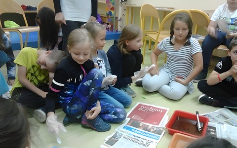 Dzieci podczas warsztatów.