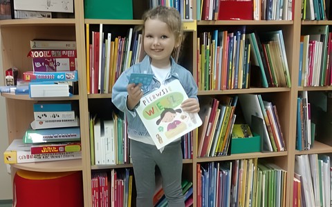 Dziewczynka z książką