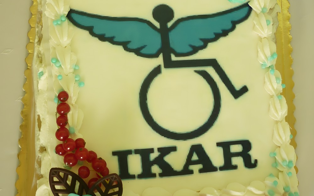 na zdjęciu tort z logo IKAR-a