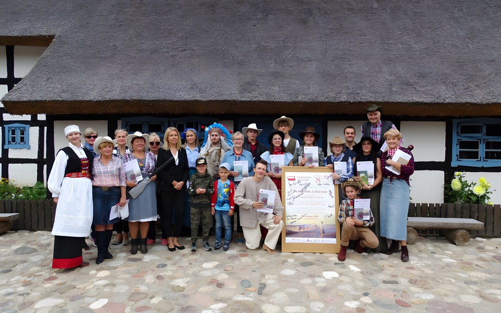Wspólne zdjęcie czytających i organizatorów podczas Narodowego Czytania 2019
