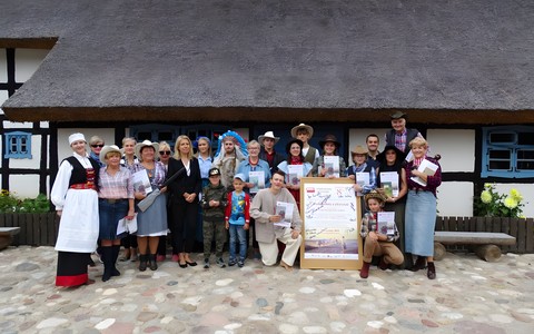 Wspólne zdjęcie czytających i organizatorów podczas Narodowego Czytania 2019