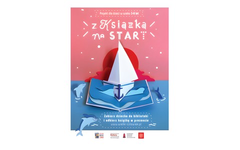Plakat promujący projekt „Mała książka – wielki człowiek”. Jest naspis z Ksiażką na start na różowym tle, grafika w formie otwartej księgi w kolorze niebieskim, a na niej żaglówka. Na tle niebieskiej wody widoczne trzy niebieskie delfiny