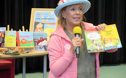 Ewa Chotomska w barwnym kapeluszu pokazuje swoje książki