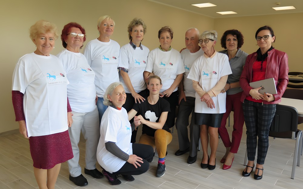 Seniorzy z Biblioteki Publicznej Miast i Gminy w Polanowie wraz z opiekunami i prowadzącą warsztaty Marią Dąbrowską