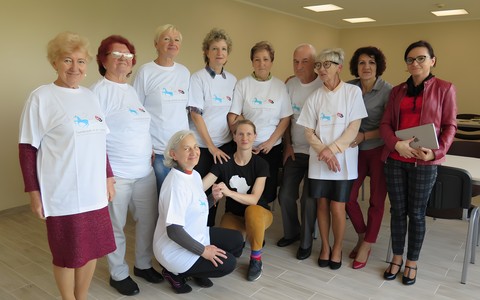 Seniorzy z Biblioteki Publicznej Miast i Gminy w Polanowie wraz z opiekunami i prowadzącą warsztaty Marią Dąbrowską