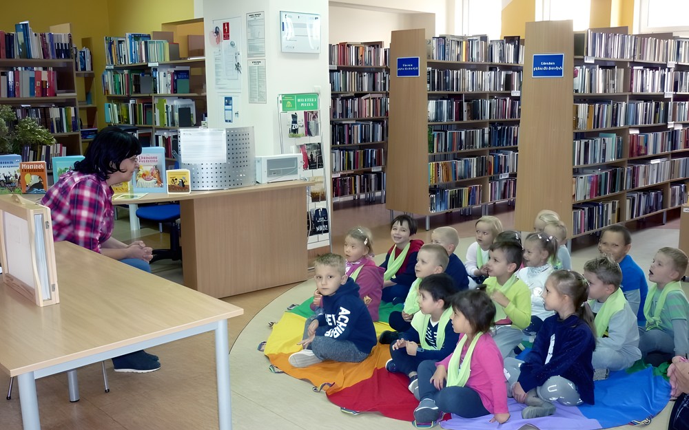Dzieci siedzą na chuście - rozpoczynamy zajęcia