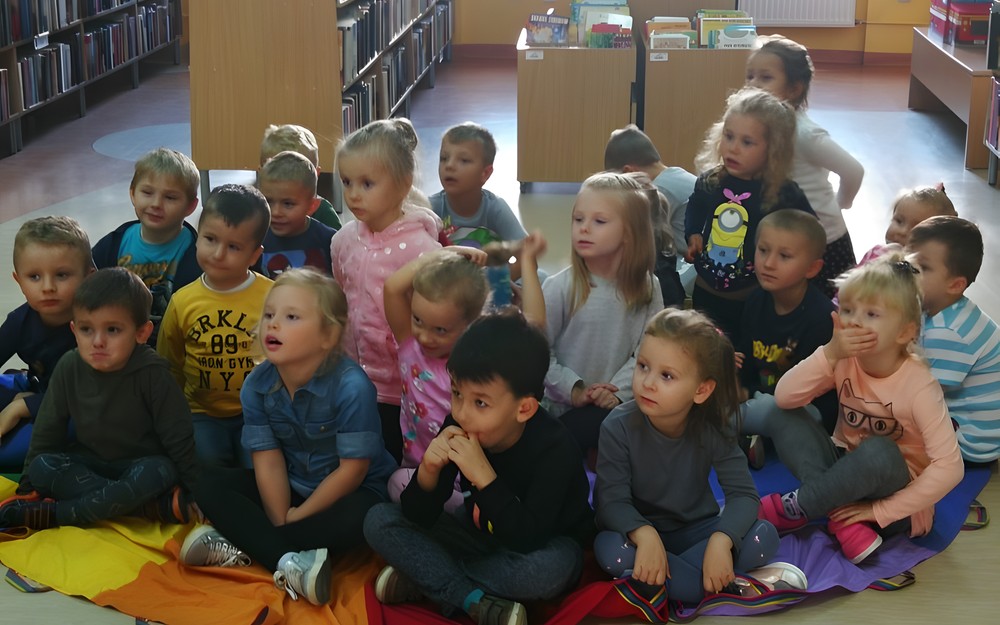 Dzieci siedzą na chuście - rozpoczynamy zajęcia