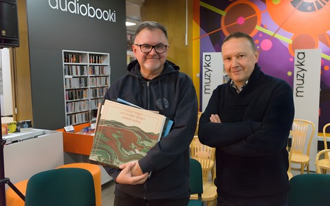 Od lewej: Hirek Wrona, Dyrektor Koszalińskiej Biblioteki Publicznej Dariusz Pawlikowski