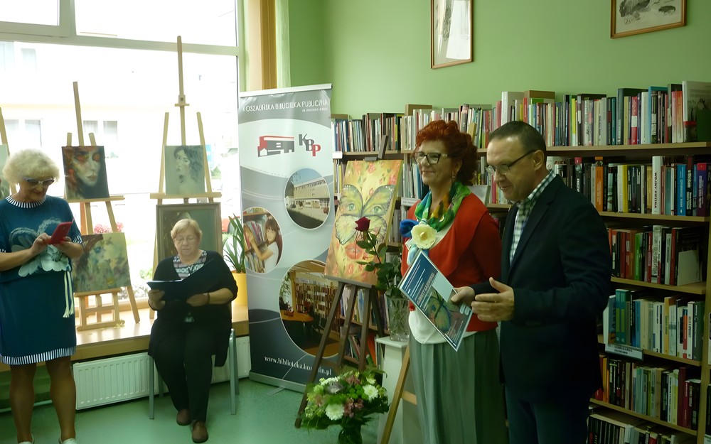 Elżbieta Elly wraz z dyrektorem KBP Dariuszem Pawlikowskim otwierają wystawę