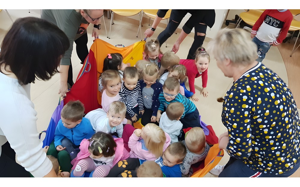 Wesołe harce z chustą animacyjną