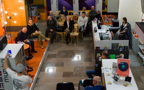 Publiczność zgromadzona na 2. spotkaniu z cyklu „Z archiwum koszalińskiego rocka” poświęconemu Generacji