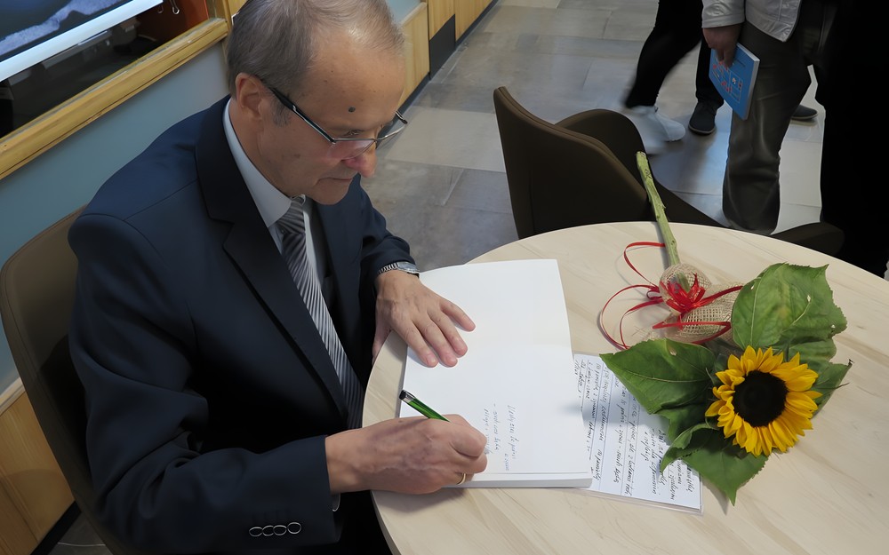 Eugeniusz Żuber podpisuje swoją książkę