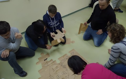 Podopieczni układają puzzle