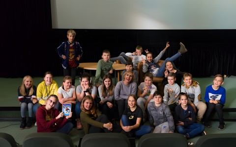 Pamiątkowe zdjęcie uczniów ze SP nr 17 im. Orła Białego w Koszalinie biorących udział w cyklu spotkań dla młodzieży pt. „Audiobooki – to jest to!”