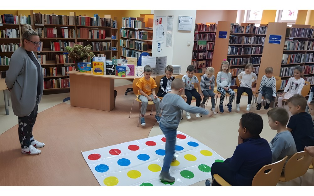 Przedszkolaki grają w ORNE POLE pod czujnym okiem Pani Małgosi