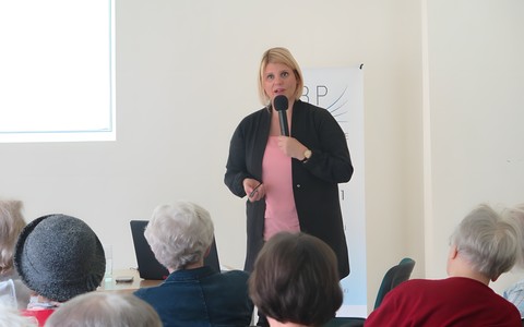 Dr hab. Agnieszka Borysowska podczas wykładu „Pomorskie druki pogrzebowe XVII w. – zapomniana tradycja upamiętniania zmarłych"