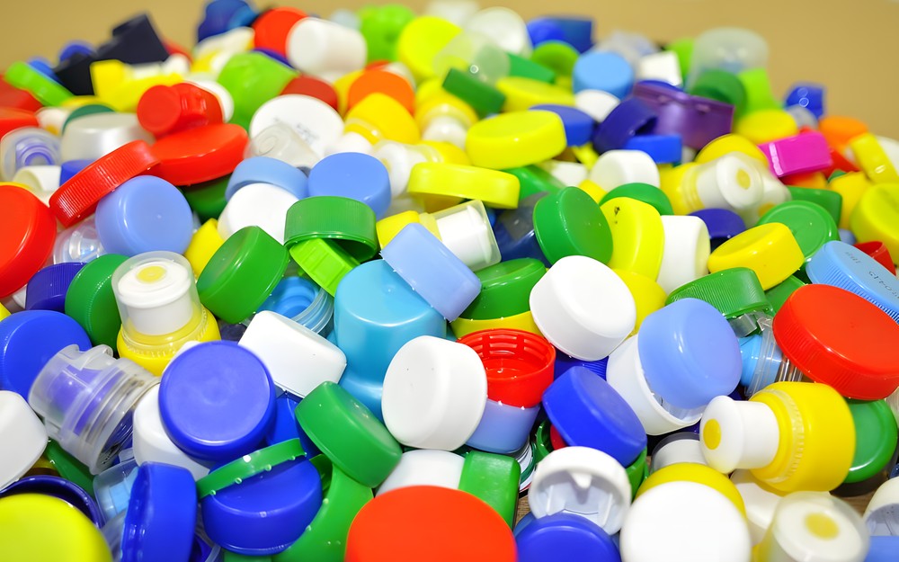 Kolorowe, plastikowe nakrętki do butelek