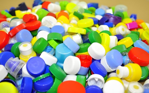 Kolorowe, plastikowe nakrętki do butelek