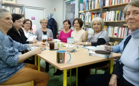 Wokół stołu siedzą czytelniczki z Dyskusyjnego Klubu Książki