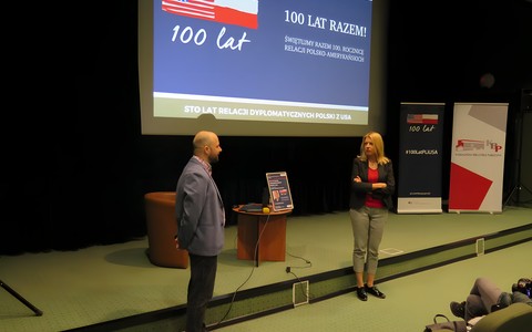 Od lewej: Prof. n. dr hab. Krzysztof Wasilewski, z-ca dyrektora KBP, Beata Sawa-Jovanoska. W tle widać slajd 100 lat razem!