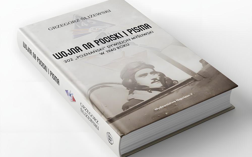 Na zdjęciu: Książka autorstwa Grzegorza Śliżewskiego: Wojna na pociski i pisma. 302 „Poznański” Dywizjon Myśliwski w 1940 roku