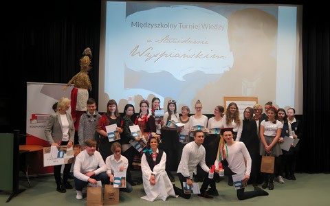 Wszyscy uczestniy turnieju stoją na scenie