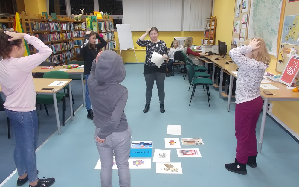 Dzieci wykonują polecenia w języku angielskim