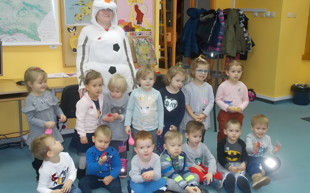 Dzieci pozują do zdjęcia z bałwanem Olafem