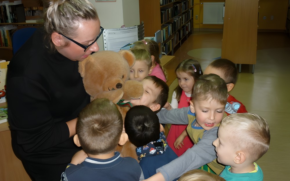 Przedszkolaki przytulają bibliotecznego misia - ZNAJDKA