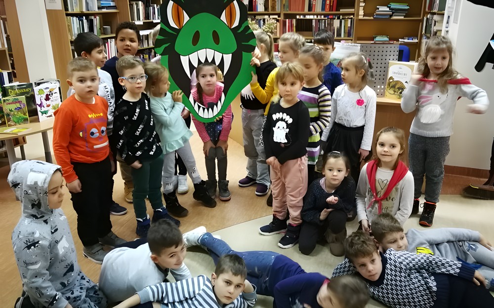 Wspólne zdjęcie przedszkolaków z T-rexem