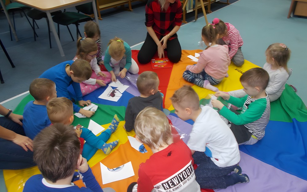 Dzieci układają puzzle ze świątecznymi obrazkami