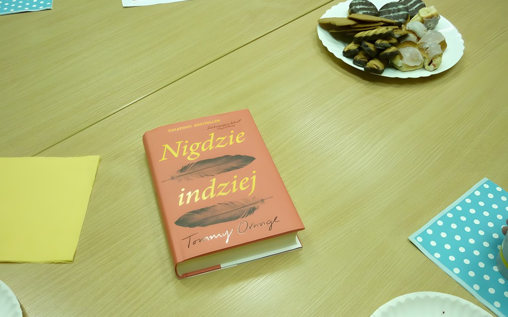 na zdjęciu książka
