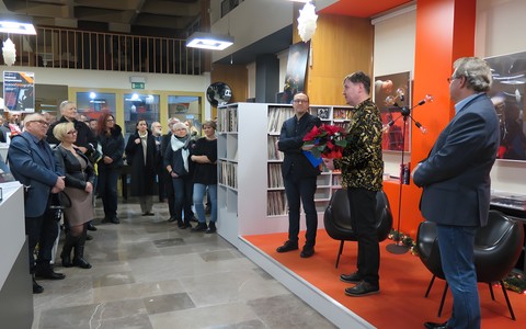 Wernisaż wystawy fotograficznej Tomasza Majewskiego. Po lewej stronie widać zgromadzoną publiczność, po prawej stoi dyrektor KBp, Dariusz Pawlikowski, Tomasz Majewski, na pierewszym planie z-ca prezydenta Koszalina, Przemysław Krzyżanowski.