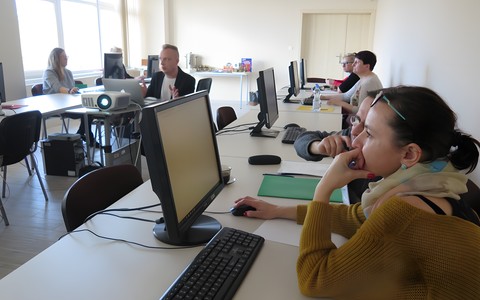 Uczestnicy szkolenia "Praca w chmurze..." siedzą przed komputerami.