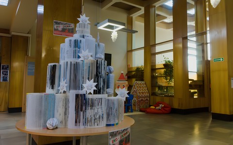 Wnętrze Koszalińskiej Biblioteki Publicznej. Na stole widoczna jest świąteczna ozdoba wykonana z materiałów recyklingowych