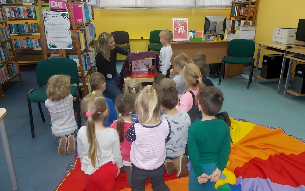 Dzieci odgadują za pomocą dotyku świąteczne atrybuty