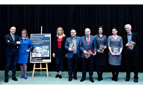 Na scenie stoi całe Kolegium Redakcyjne Rocznika i niektórzy autorzy