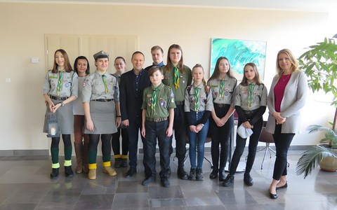 Harcerki i harcerze ZHP z Koszalina na wspólnym zdjęciu z dyrektorem KBP, Dariuszem Pawlikowskim (w środku kadru) oraz z z-cą dyrektora KBP, Beatą Sawą-Jovanoską (na końcu, po prawej stronie).