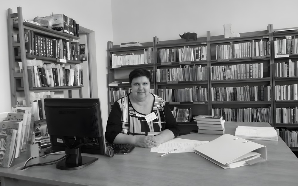 Ela Gołka na swoim miejscu pracy w Filii nr 12