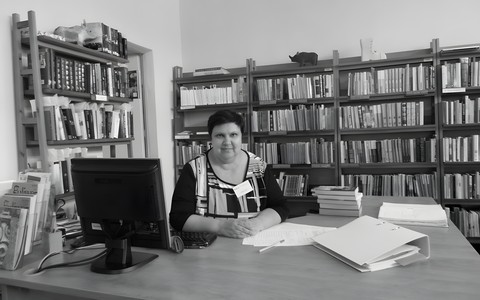 Ela Gołka na swoim miejscu pracy w Filii nr 12