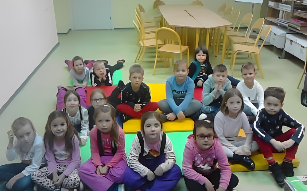 Dzieci podczas zajęć słuchają bajki