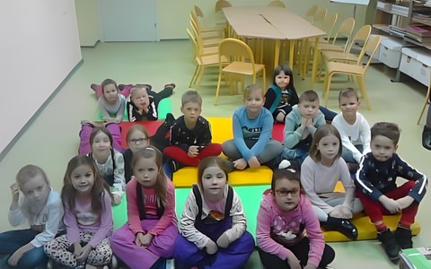 Dzieci podczas zajęć słuchają bajki