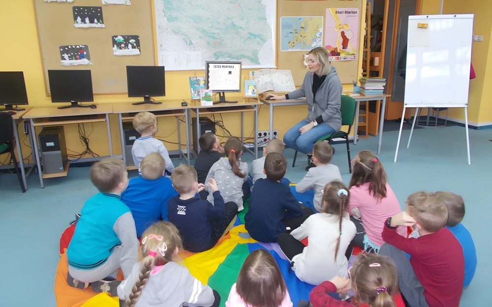 Dzieci oglądają prezentację o muminkach