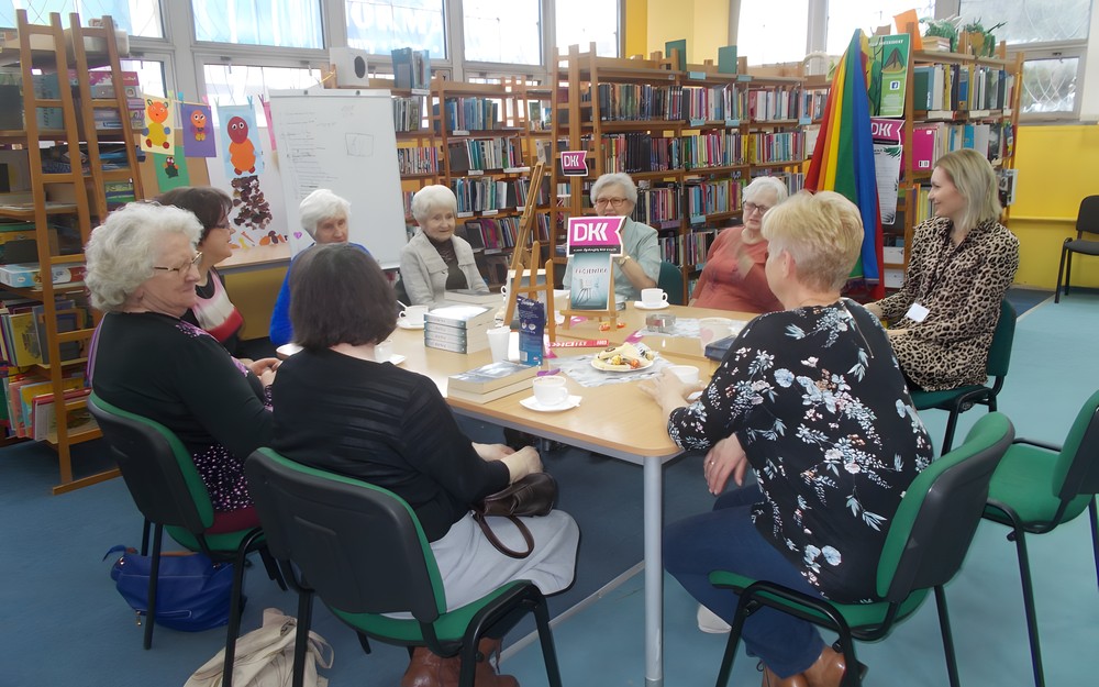 Panie dyskutują o książce